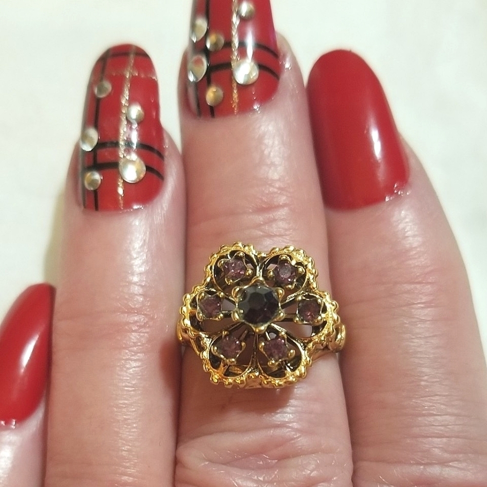 Vintage 18kt HGE yellow gold Purple Crystal Ring
